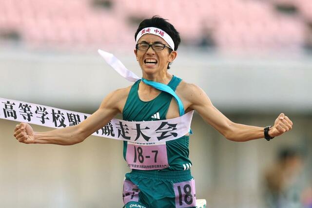 中越のアンカー川上大敬がガッツポーズでフィニッシュ＝新潟市中央区