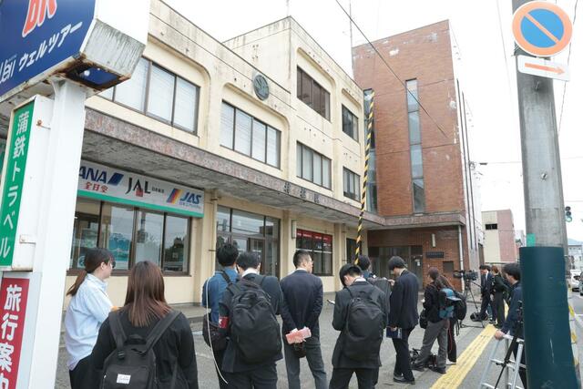蒲原鉄道株式会社の前に集まる報道関係者＝８日午前１０時すぎ、五泉市村松