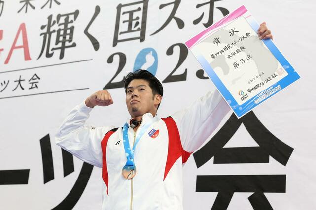 成年男子１００ｍバタフライ　３位入賞した水沼尚輝（新潟医福大職）＝滋賀県草津市