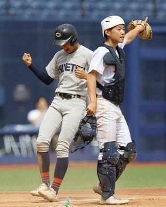 中越－富山第一　５回中越、山岸宏成の適時打で生還した堤歩力我がガッツポーズ＝エコスタ