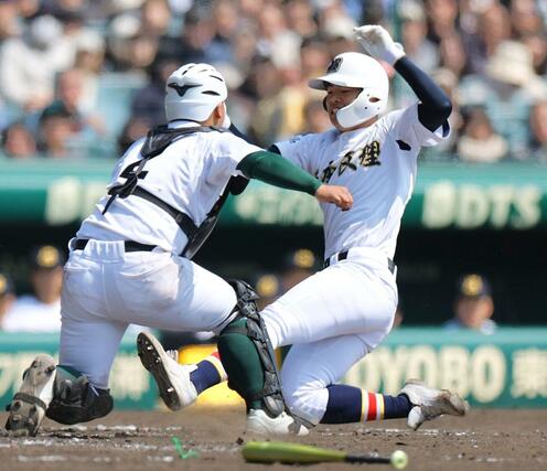 高知農－日本文理　４回日本文理２死二塁、安達煌栄千が右前打で２走染谷崇史が生還し４－０＝２１日、阪神甲子園球場
