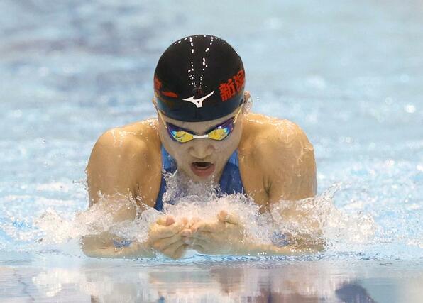 女子１００メートル平泳ぎ決勝　優勝した神田倫来（新潟第一）＝ダイエープロビスフェニックスプール