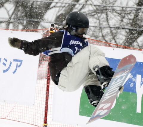 ハーフパイプ女子　２位の冨田せな＝札幌市ばんけいスキー場