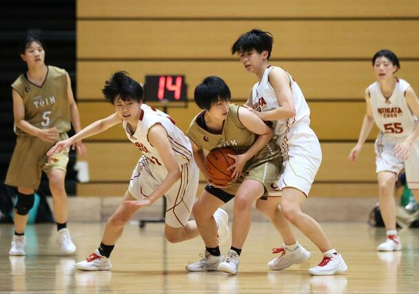 女子２回戦　新潟中央－大阪桐蔭　第４クオーター、ダブルチームを仕掛ける新潟中央の田中愛来（左）と田中愛実＝福岡県立スポーツ科学情報センター
