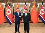 握手する中国の習近平国家主席(左)と北朝鮮の金正恩朝鮮労働党総書記=8日、平壌(新華社=共同)