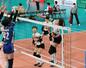 長岡商-金蘭会(大阪) 第1セット、スパイクを打つ主将の加納理美(右)。中央はセッターの加藤沙恵=東京体育館