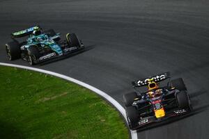 F1オランダGP決勝、疾走するレッドブルの角田裕毅(右)=8月31日、ザントフォールト(ゲッティ=共同)