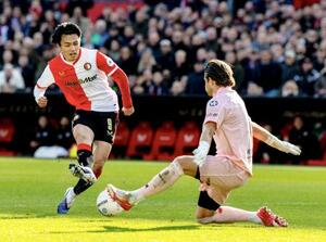 　エクセルシオール戦の後半、ゴールを決めるフェイエノールトの上田（左）＝ロッテルダム（共同）