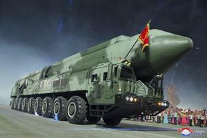 2023年7月、北朝鮮の軍事パレードに登場したICBM「火星18」=平壌(朝鮮中央通信=共同)