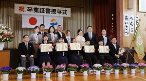 本年度末で閉校する七浦小学校で行われた卒業式＝２４日、佐渡市稲鯨