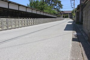 道路美装化が完了したエリア。側溝も景観に配慮したふたが設置されている=佐渡市相川地区