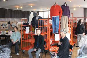 「ビームスプラス」のディレクターとニット生産者によるトークセッション=五泉市吉沢1