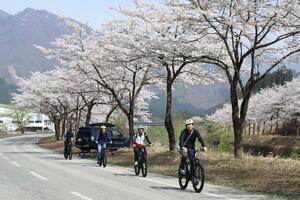 ２０２４年４月に行われた雪国魚沼ゴールデンサイクルルートの試走会。ナショナルルート指定を目指し、ＰＲイベントなどを開催してきた＝湯沢町