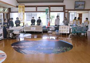 床に紙風船がデザインされた「ふれあいの里」のロビー=18日、出雲崎町大門