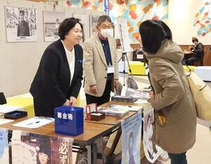 署名活動をする曽我ひとみさん=12月14日、佐渡市