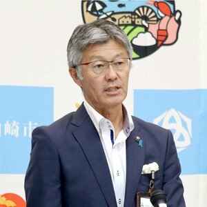 定例会見する桜井雅浩市長=6月6日、柏崎市