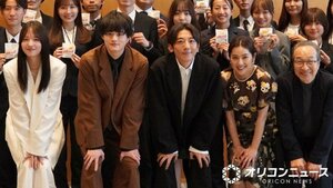 テレビ朝日の新入社員研修にサプライズ登場した（左から）横田真悠、鈴鹿央士、高橋一生、中村アン、小日向文世 （C）ORICON NewS inc.