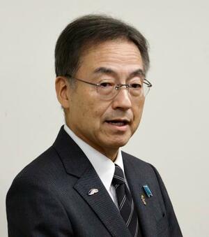 辞職願を提出し、記者団の取材に応じる福井県の杉本達治知事=3日午後、福井市