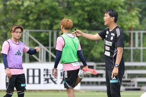 練習中に指示を出す船越優蔵監督=聖籠町