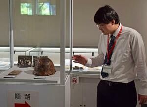 展示品について説明する「北九州市平和のまちミュージアム」の小倉徳彦学芸員=5月、北九州市小倉北区