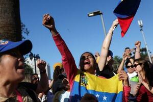 　チリの首都サンティアゴで、マドゥロ大統領の拘束を喜ぶベネズエラ人＝３日（ロイター＝共同）