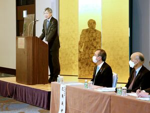 知事選に向けた自民党県連の実務者会議で、出席した花角英世知事（右から２人目）への支援を呼びかける小野峯生・県連幹事長＝４月２６日、新潟市中央区