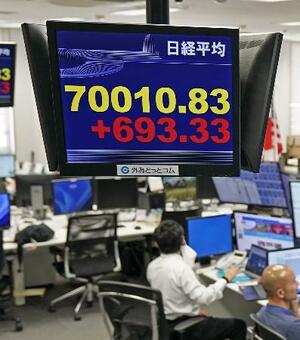 初めて7万円を超えた日経平均株価を示すモニター=16日午後、東京都港区の外為どっとコム