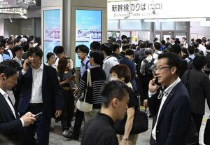 東海道新幹線が運転を見合わせ、利用客で混雑するJR名古屋駅=19日午後7時18分