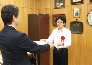 東北電力中学生作文コンクールで優秀賞に輝いた味方中2年の阿部和哉さん=新潟市南区味方