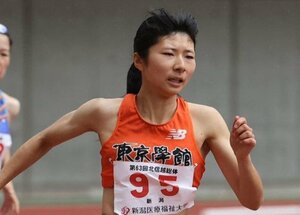 女子200メートル決勝 県高校新を塗り替えて優勝した秋澤理沙(東京学館)=デンカビッグスワン(写真映像部・佐藤将志)