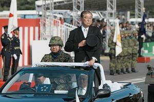昨年11月、陸上自衛隊朝霞駐屯地や隣接する訓練場で行われた自衛隊発足70年記念の観閲式に出席した石破首相