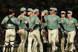 楽天に勝利し、タッチする阪神ナイン=甲子園