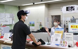 大光銀行長岡東支店で行われた銀行強盗などの対応訓練=長岡市四郎丸3