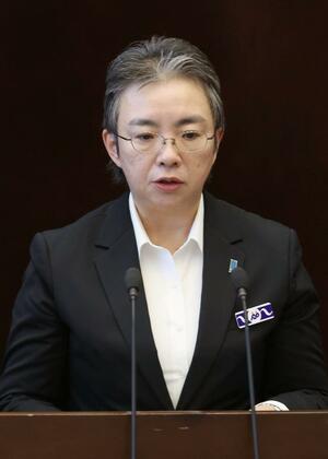 長岡署の誤認逮捕について県議会で陳謝する滝澤依子県警本部長＝２７日、県議会