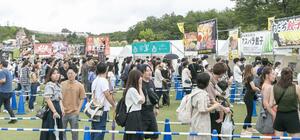 愛知県で開かれた全日本ぎょうざ祭りを楽しむ来場者=2024年9月、愛知県長久手市(全日本ぎょうざ祭り事務局提供)