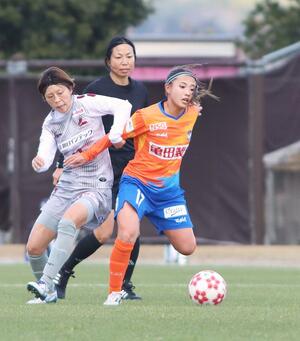 新潟L-朝日インテックL名古屋 激しく競り合う新潟LのMF滝川結女(右)=上野運動公園競技場(新潟L提供)