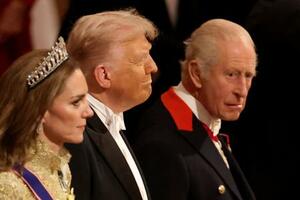 17日、ロンドン郊外ウィンザー城で開かれた晩さん会に出席するトランプ米大統領(中央)ら(ゲッティ=共同)
