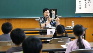 拉致問題と母への思いを児童生徒に語る曽我ひとみさん＝６日、佐渡市水津