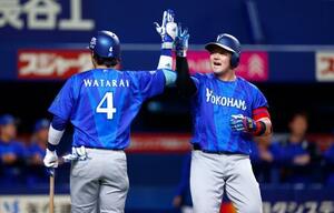 3回、本塁打を放ち、度会(左)と喜ぶDeNA・牧=バンテリンドーム