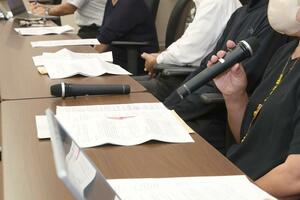 会見で裁判や被告側の県・新潟市への思いを語る原告ら=29日、新潟市中央区