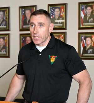 　記者会見する在沖縄米海兵隊普天間航空基地司令官のウィリアム・パカティー大佐＝９日午後、沖縄県宜野湾市の米軍普天間飛行場