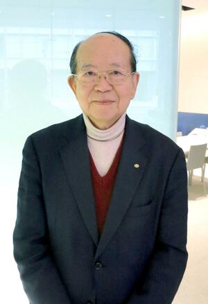 「昭和の川柳百人一句展」のＰＲのため新潟日報メディアシップを訪れた大野風柳さん＝２０１６年、新潟市中央区