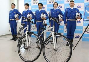 自転車に乗って交通ルールの啓発などを行う県警の「サイクルポリス」のメンバー=4月25日、県警本部