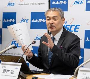 南海トラフ巨大地震などの経済的被害について、記者会見する土木学会小委員長の藤井聡京都大大学院教授=11日午前、東京都内