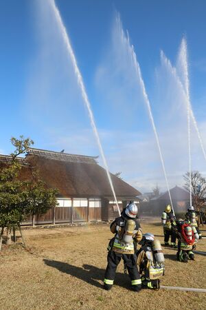 新潟市消防局が旧武田家住宅で行った消防訓練=1月22日、新潟市西区木場