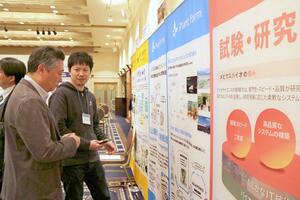 企業や団体がバイオビジネスの取り組みを紹介した交流会＝長岡市東坂之上町１