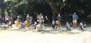 金銀山の繁栄を願う神事芸能「やわらぎ」を奉納する相川小児童=26日、佐渡市相川下山之神町