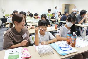 においの嗅ぎ分けを体験する親子=長岡市新産2
