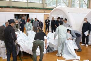 住民参加で行われたエアテント設営訓練=柏崎市曽地