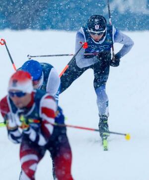 男子団体スプリント 後半距離で力走する山本涼太(奥)=テーゼロ(共同)